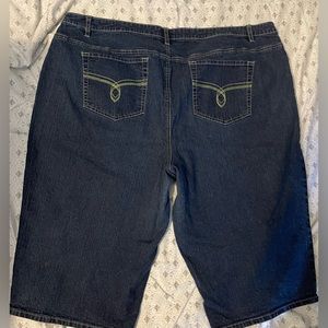 Cato Denim Capris 28W beautiful detail back pockets!